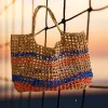 Túi Tote Versa Basket Coluniq 01, với phối màu nhiệt đới và được móc thủ công từ sợi cọ raffia, là món phụ kiện thời trang bền vững hoàn hảo cho những chuyến đi biển hay làm quà tặng ý nghĩa dành cho phái nữ