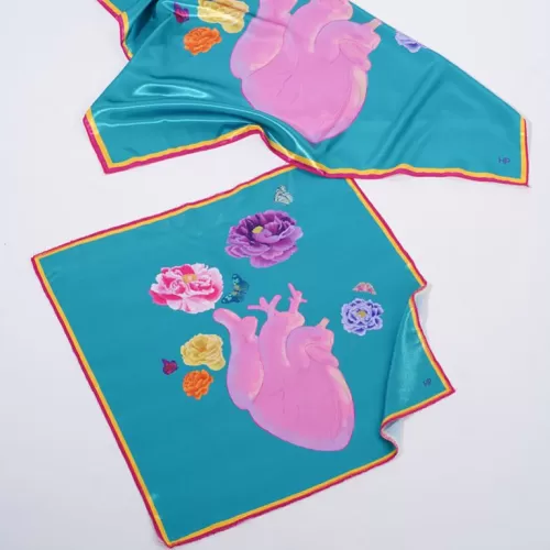 khăn lụa satin trái tim, nền xanh, khăn choàng hoạ hình trái tim nở đầy hoa, khăn choàng thiết kế theo trường phái siêu thực, thiết kế, hồng phước artist, chus