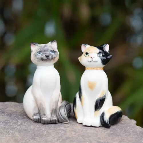 tượng sứ mèo ngồi, mô phỏng dáng mèo thật, màu sắc vẽ tay, tượng sứ phủ men bóng loáng, trang trí kệ hoặc bàn học và bàn làm việc
