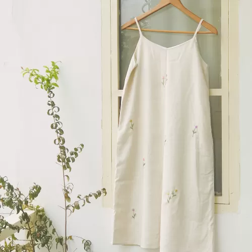 linen basic dress with floral embroidery, soft material, suitable for various styles, highly versatile, meticulous and sturdy stitching