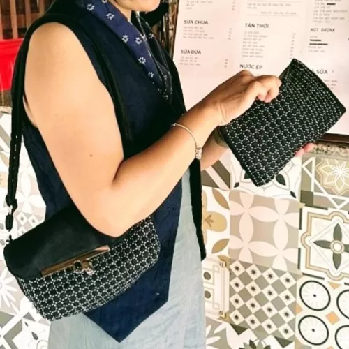 “reo” sashiko embroidery linen bag, white square pattern, dark indigo bag lid, flexible strap, various styles, versatile in style