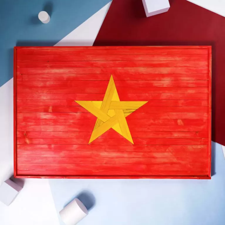 Tranh gỗ ghép lá cờ Việt Nam: Trong năm 2024, tranh gỗ lá cờ Việt Nam đang trở thành một xu hướng văn hóa phổ biến. Tranh nghệ thuật này đòi hỏi sự tỉ mỉ, tinh tế trong cách ghép từng mảnh vật liệu khác nhau lại với nhau. Điều này cũng thể hiện sự kiêu hãnh và lòng yêu nước của người Việt. Với việc tìm thấy nhiều sản phẩm như này trên mạng và trong các triển lãm nghệ thuật, người dùng có thể tìm thấy sự đa dạng để trưng bày trong nhà cửa, văn phòng hay phòng học.