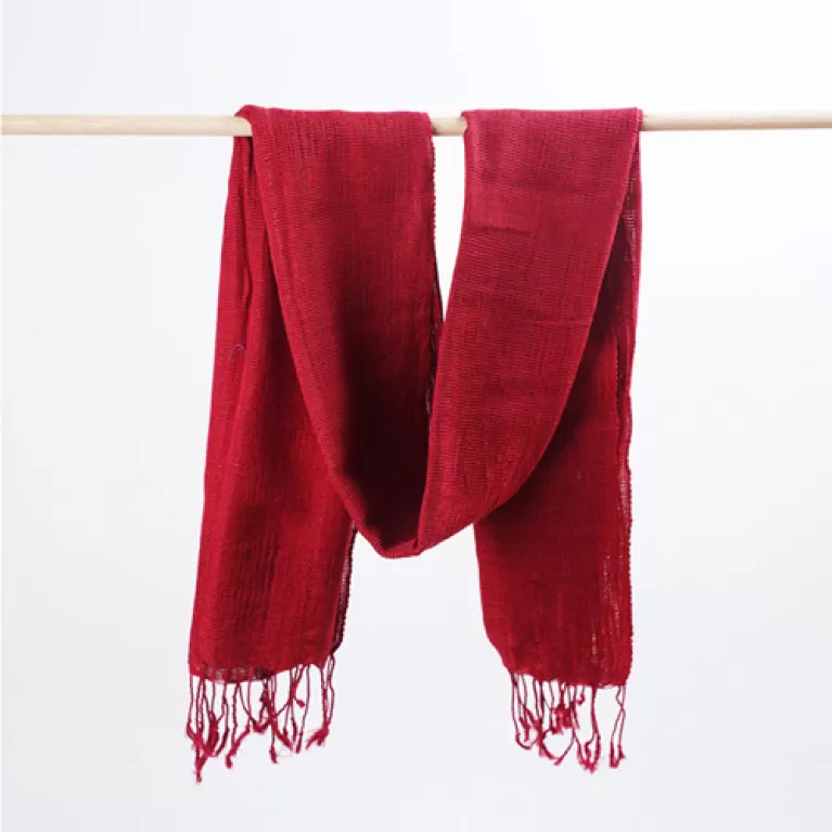 "khăn choàng trơn đỏ, khăn choàng phong cách tinh giản, sắc đỏ ấm nóng quyến rũ, phụ kiện đơn sắc dễ phối đồ
, thiết kế, hồng phước artist, chus"