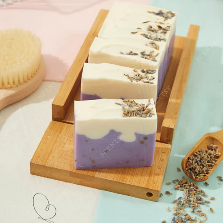 lavender and colostrum rice bran handmade soap, deep cleansing, provides nutrients for the skin, relaxing fragrance, cute design