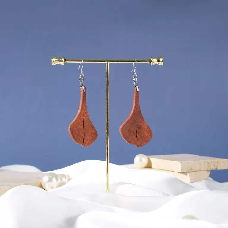 ginkgo wooden earrings, unique design, leaves a lasting impression, edgy and youthful style, environmentally friendly material