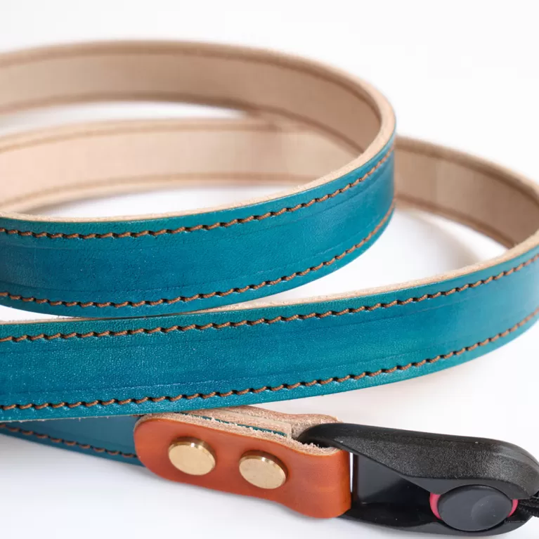 veg-tan leather camera strap, premium leather material, meticulous stitching, minimalist and practical design