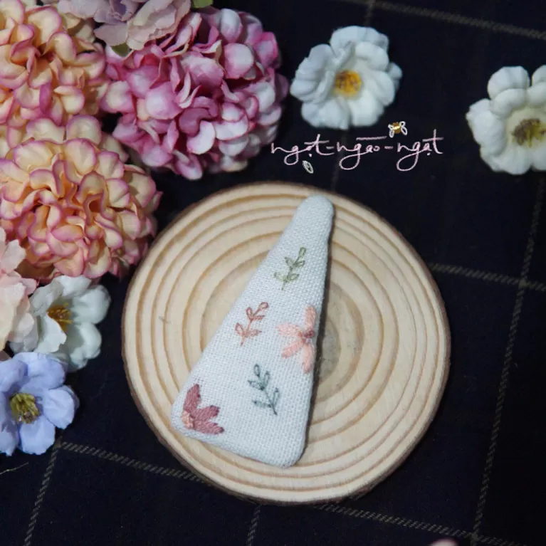 hand embroidered hair clip, “ngot-ngào-ngạt” sweet collection, romantic style, minimalist design, intricately embroidered, cute accessory