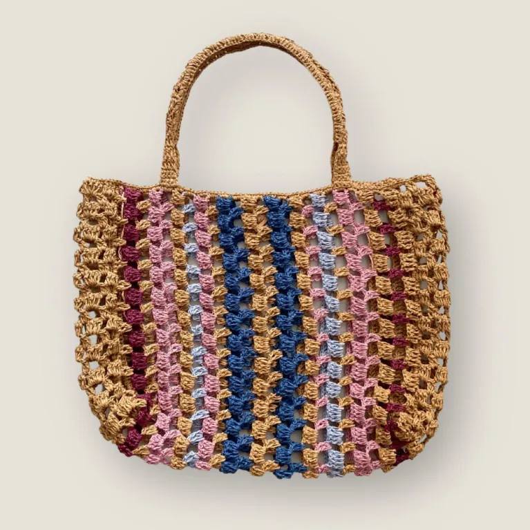 The Raffia Versa Basket Coluniq 02 Tote Bag is a sustainable handbag crocheted from raffia, blending classic boho style with practicality, making it the perfect beach bag, gift for her, or a unique birthday gift.