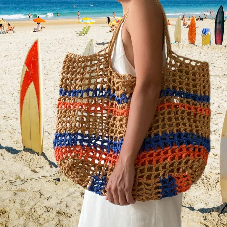 Túi Tote Versa Basket Coluniq 01, với phối màu nhiệt đới và được móc thủ công từ sợi cọ raffia, là món phụ kiện thời trang bền vững hoàn hảo cho những chuyến đi biển hay làm quà tặng ý nghĩa dành cho phái nữ