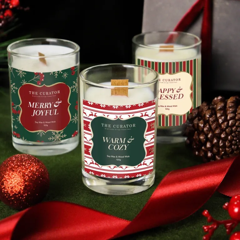 Hộp Quà "Scents Of Christmas" là món quà Giáng Sinh ngập tràn hương thơm, kết hợp hoàn hảo giữa nến thơm cao cấp và thiết kế đẹp mắt, tạo nên set quà Noel lý tưởng để làm quà tặng Giáng Sinh đầy ý nghĩa.Hộp Quà "Scents Of Christmas" là món quà Giáng Sinh ngập tràn hương thơm, kết hợp hoàn hảo giữa nến thơm cao cấp và thiết kế đẹp mắt, tạo nên set quà Noel lý tưởng để làm quà tặng Giáng Sinh đầy ý nghĩa.