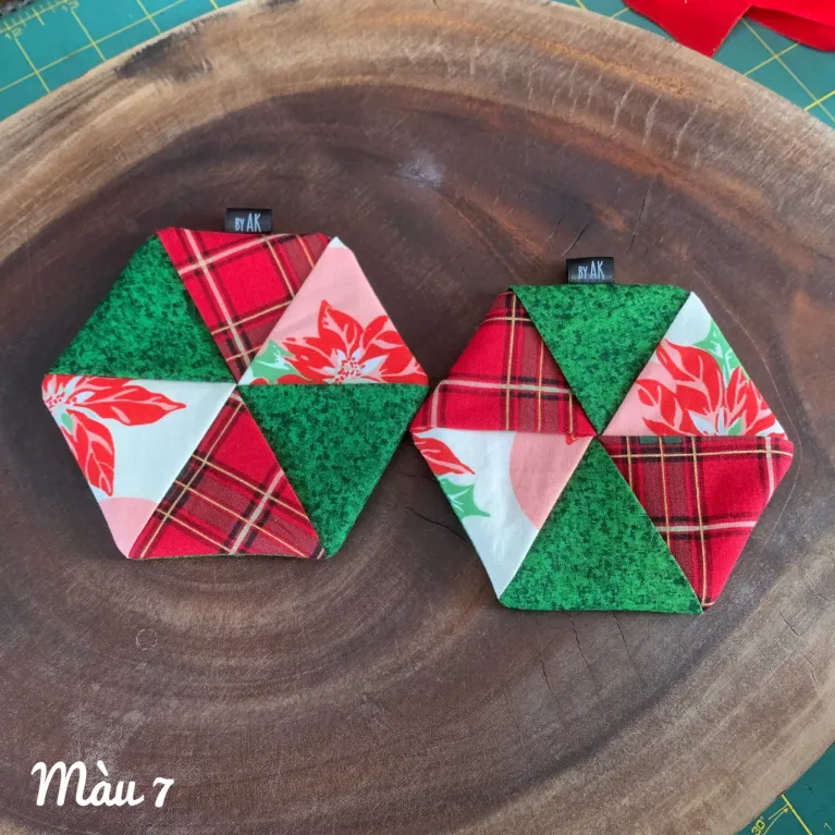 The Set of 2 Hexagonal Coasters features a bright color palette and artistic fabric design, making them perfect for festive decor, a thoughtful handmade gift, or the ideal Christmas gift