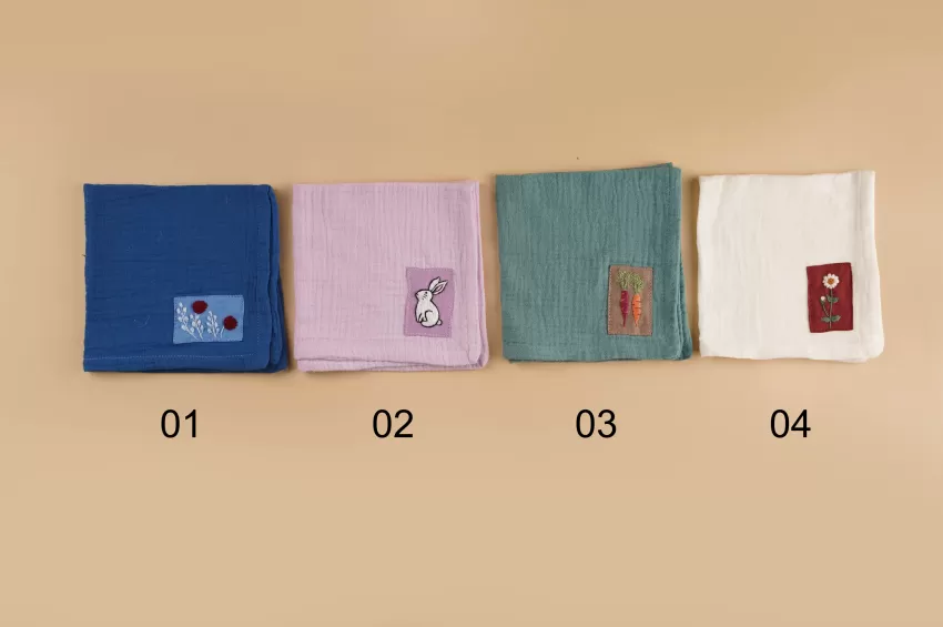 Khăn Muslin Linen Thêu Tay, Chất Vải Xô Nhẹ Xốp, Chi Tiết Thêu Tay Tỉ Mỉ, Khả Năng Thấm Hút Cao, Phụ Kiện Trang Nhã Cho Những Nàng Nữ Tính