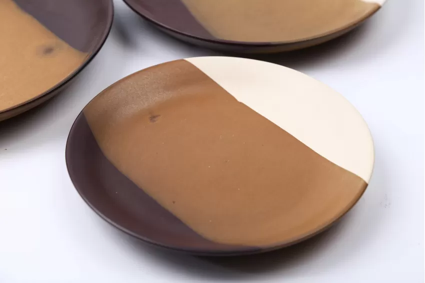 Set Of 3 Round Plates With Brown Coffee