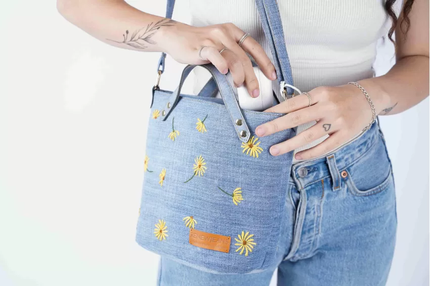 Túi Tote Thêu Hoa Dã Quỳ Từ Jeans Tái Chế, Màu Xanh Sáng Trẻ Trung Hiện Đại, Họa Tiết Màu Vàng Rực Rỡ