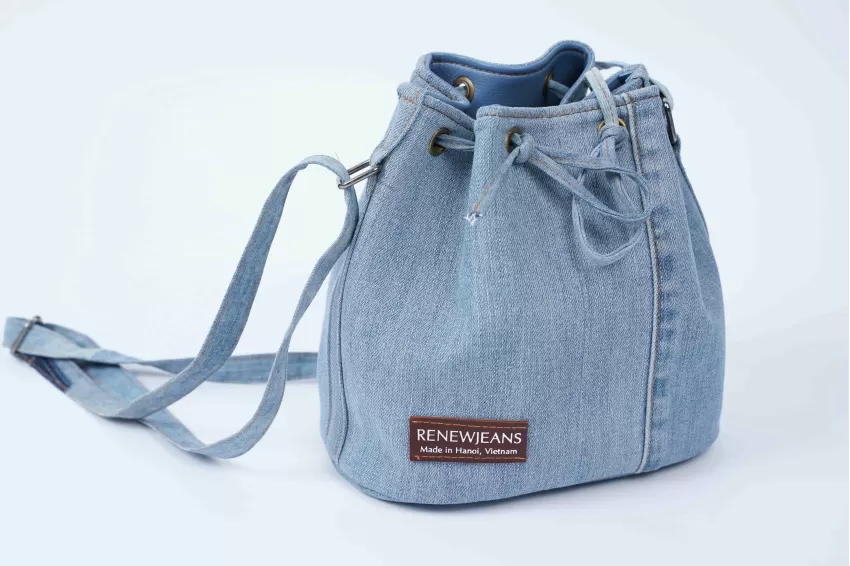 Túi Bucket Dây Rút Từ Jeans Tái Chế, Kiểu Dáng Trẻ Trung Và Lạ Mắt, Phong Cách Năng Động Và Tinh Nghịch