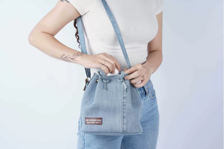 Túi Bucket Dây Rút Từ Jeans Tái Chế, Kiểu Dáng Trẻ Trung Và Lạ Mắt, Phong Cách Năng Động Và Tinh Nghịch