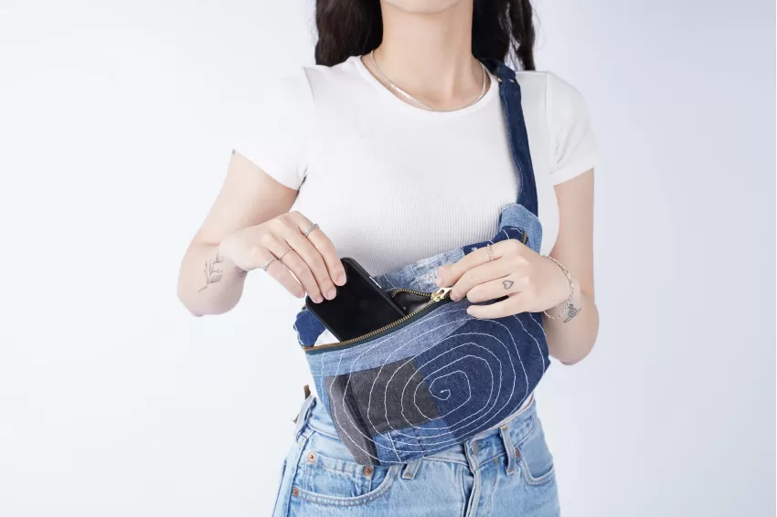 Túi Đeo Chéo Trước Ngực Từ Jeans Tái Chế, Thiết Kế Nhỏ Gọn, Đậm Chất Thể Thao, Phong Cách Trẻ Trung Và Hiện Đại