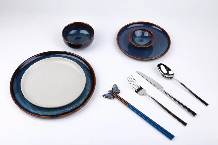 The exquisite dinnerware set has a beautiful blue color thanks to the fire glazing technique