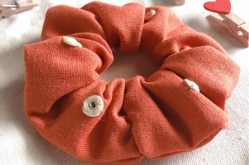 Scrunchies Linen Thêu Tay, Màu ́m, Buộc Tóc Vải, Chất Liệu Linen Mềm Mại, Họa Tiết Hoa Xinh Xắn, Phụ Kiện Tóc Phong Cách Nàng Thơ