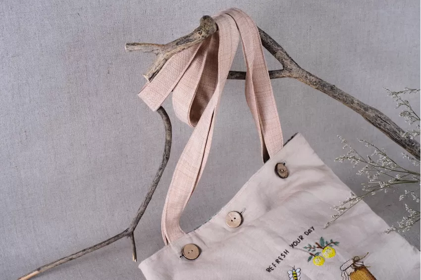Refresh Your Day' Embroidered Linen Tote Bag, Diligent Bee Pattern, Minimalist Design, Meticulously Hand-Embroidered, Linen Material