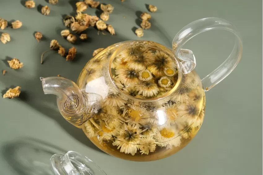 Chamomile tea has a light scent and is very good for treating insomnia