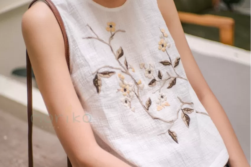 White Sleeveless Fuuka Top With Embroidered Flowers, Floral Mai Pattern, Feminine Style, Lightweight Material, Comfortable Design