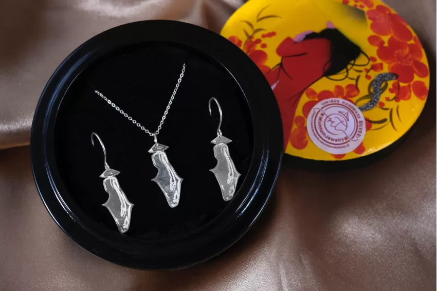 “Ao Dai" Silver Jewelry Set With Round Lacquer Box, 95 to 99 Silver Material, Image of Vietnamese Women, Soft Beauty