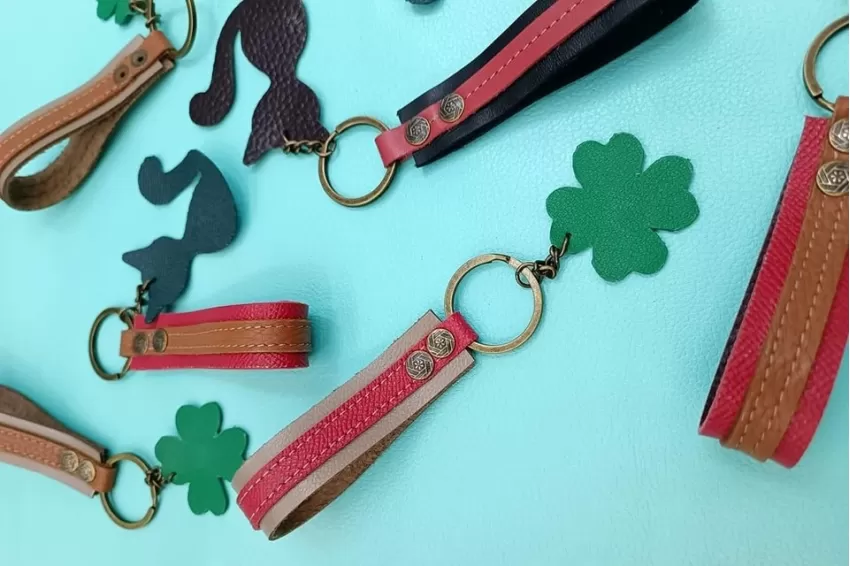 Zoo Leather Keychain With Strap, Genuine Leather Material, Exquisite Stitching, Customizable with Name or Symbol, Personalized Keychain