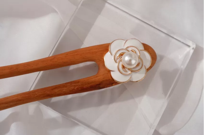 White Flower Wooden Hair Fork, Premium Wood Material, Pure White Flower Patterns, Elegant Hair Accessory, Gift for Women