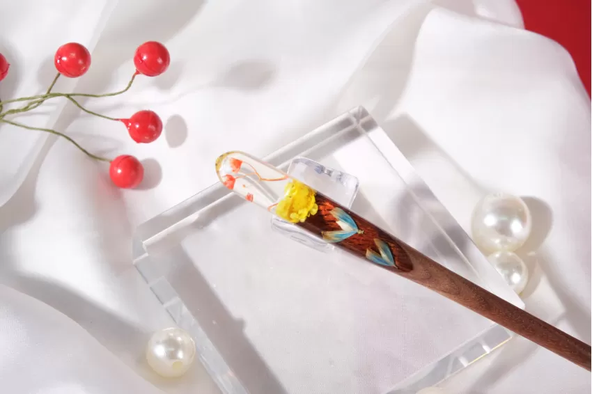 Red Flower Resin & Wooden Hair Stick, Elegant Wood Grain and Floral Patterns, Stylish and Sophisticated, Personalized Touch