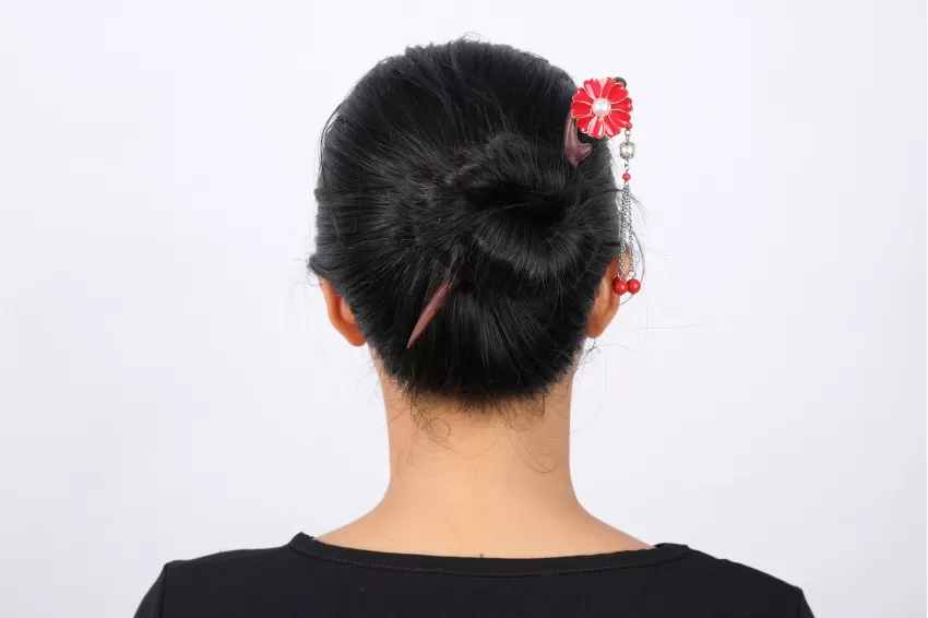 Red Flower Dangle Wooden Hair Stick, Striking Red Flower Patterns, Sturdy Wood Material, Elegant and Refined Style