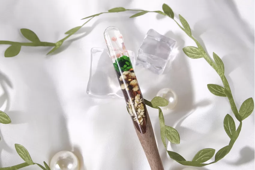 Green Snowy Resin And Wooden Hair Stick, Eye-catching and Prominent Design, Versatile for Various Hairstyles, Feminine Style