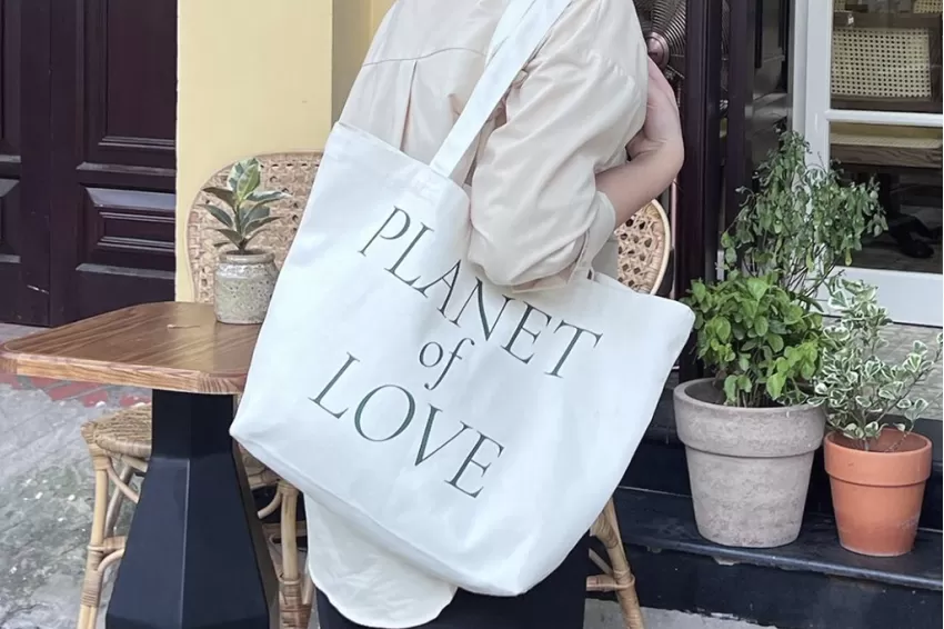 Túi Tote Planet Of Love Dáng Ngang Màu Trắng, Túi Tote In Chữ Planet Of Love, Túi Tote Dáng Ngang, Phụ Kiện Dạo Phố