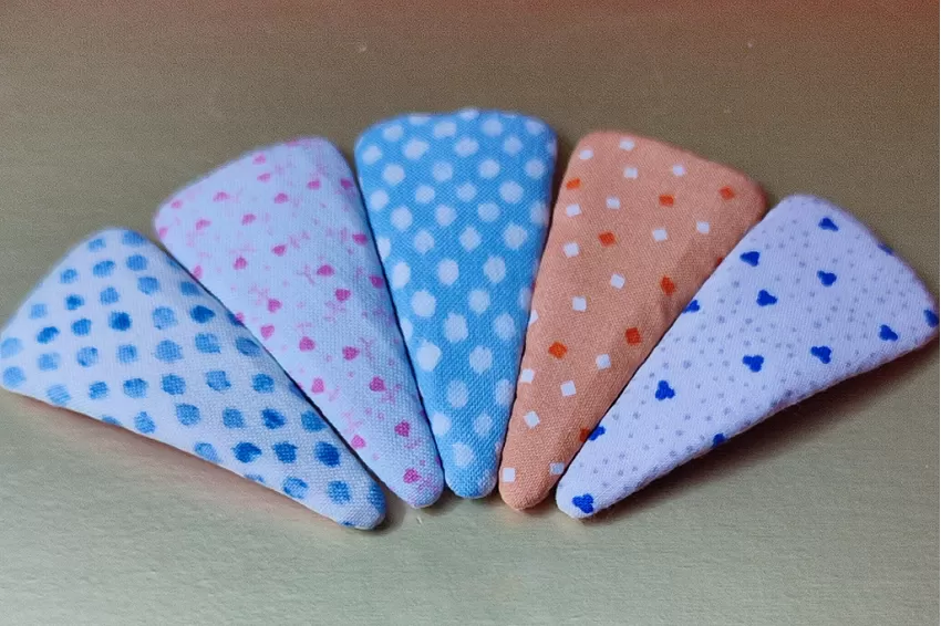 Flower Fabric Triangle Hair Clip, Bright Floral Fabric Patterns, Suitable for All Occasions, Delicate Accent, Charming Hair Accessory