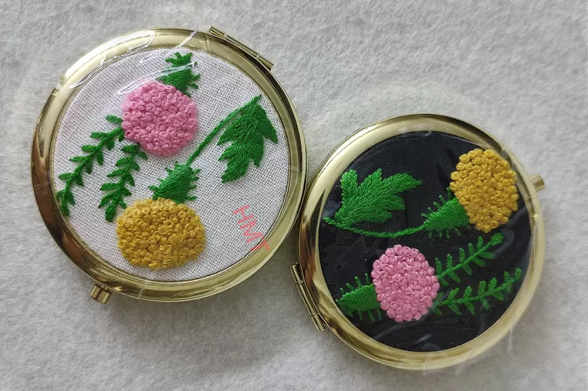 Flower Cluster Embroidered Compact Mirror, Random Color, Handcrafted Embroidery, Delicate Floral Patterns, Vintage Style