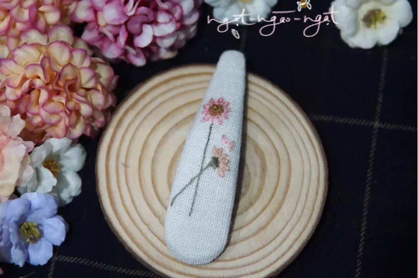 Hand Embroidered Hair Clip, “ngot-ngào-ngạt” Sweet Collection, Romantic Style, Minimalist Design, Intricately Embroidered, Cute Accessory