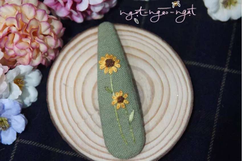 Hand Embroidered Hair Clip, “ngot-ngào-ngạt” Sweet Collection, Romantic Style, Minimalist Design, Intricately Embroidered, Cute Accessory