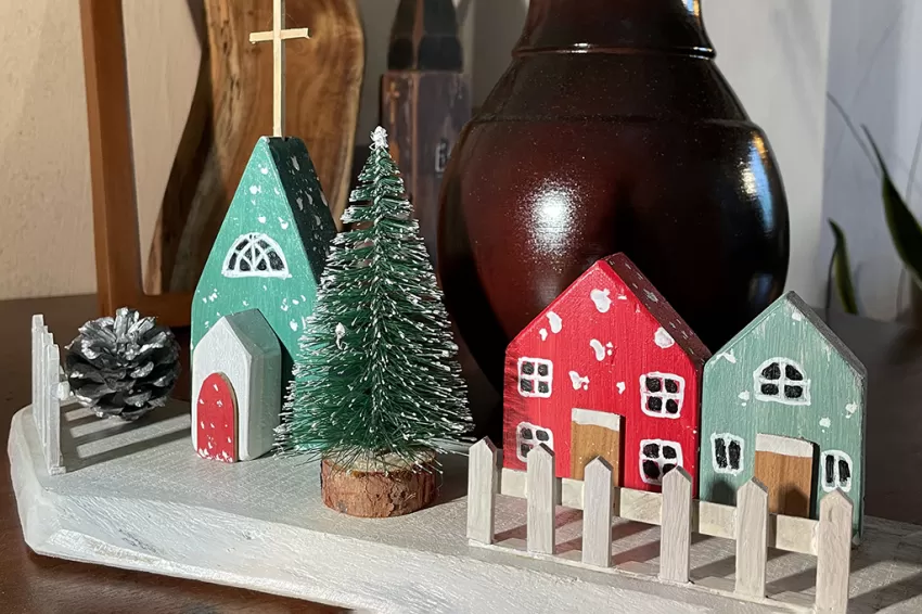 Christmas Driftwood House Miniature, Xmas-1010