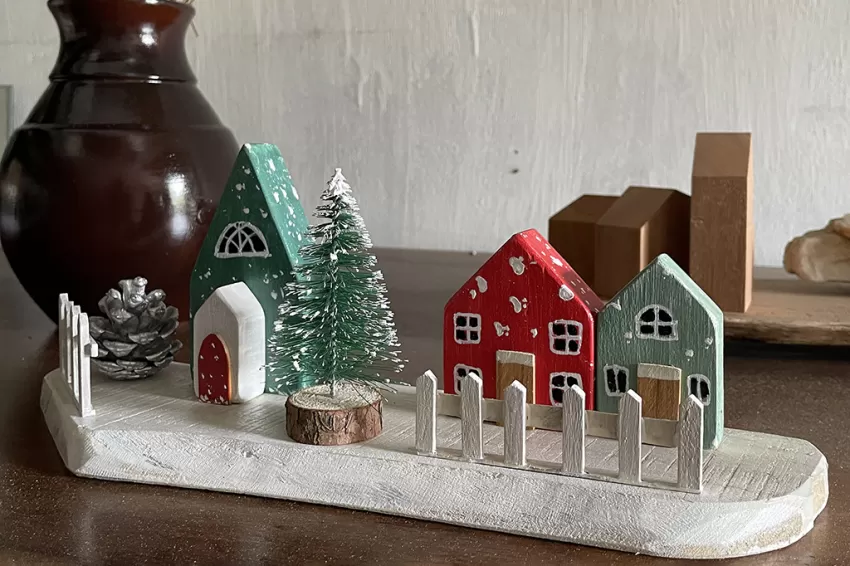 Christmas Driftwood House Miniature, Xmas-1010