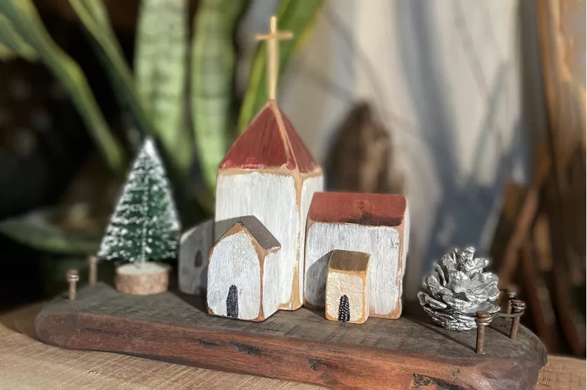 Christmas Driftwood House Miniature, Xmas-1011