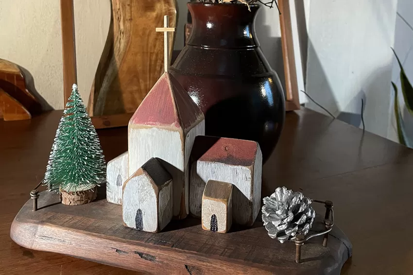 Christmas Driftwood House Miniature, Xmas-1011