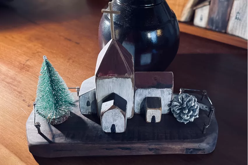 Christmas Driftwood House Miniature, Xmas-1011