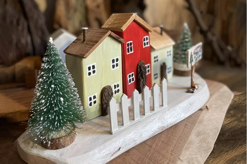 Christmas Driftwood House Miniature, Xmas-1012