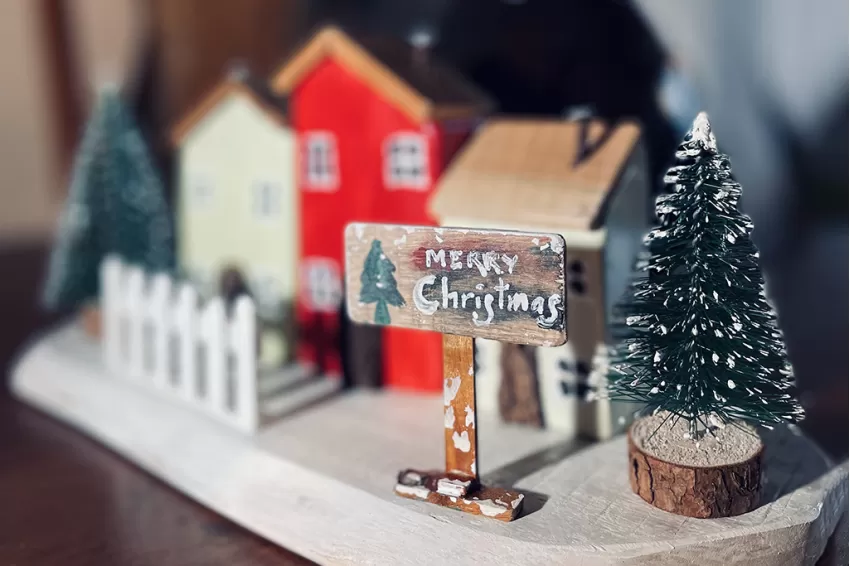 Christmas Driftwood House Miniature, Xmas-1012