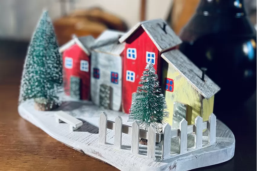 Christmas Driftwood House Miniature, Xmas-1013