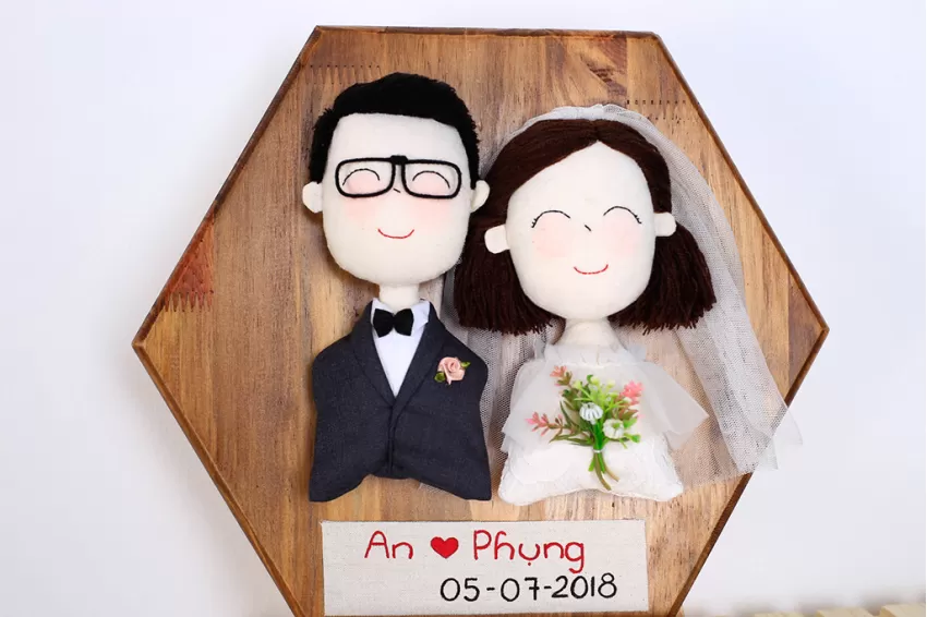 Hexagonal Wooden Frame with Bride and Groom Dolls, Gifts of Natural Fabric And Wool, Meaningful Gifts, Gifts For Couple, Unique Design, Personalized Gift