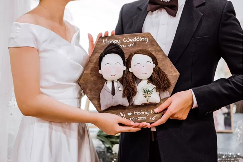 Hexagonal Wooden Frame with Bride and Groom Dolls, Gifts of Natural Fabric And Wool, Meaningful Gifts, Gifts For Couple, Unique Design, Personalized Gift