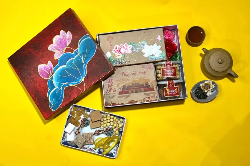 Moc Truly Hue’s 2024 Traditional Gift Box, Gift From Ancient Town, Hue Specialty, Handcrafted Treats, Artistic Hand-painted Gift Box