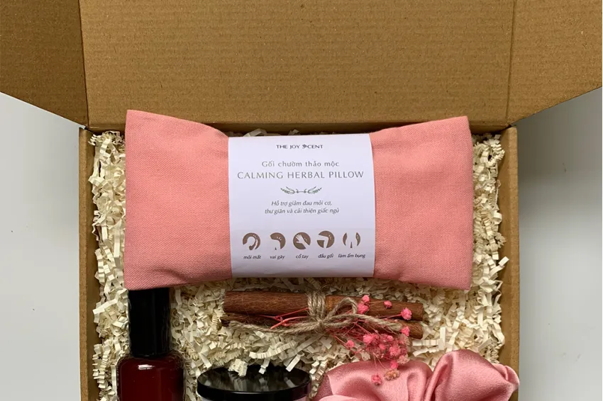 Pinky Darling Gift Box, Gifts For Women, Pink Gift Boxes, Beauty Gifts, Accessories, Herbal Compresses, Fabric And Space Scent Sprays, Scented Candles, Silk Scrunchies