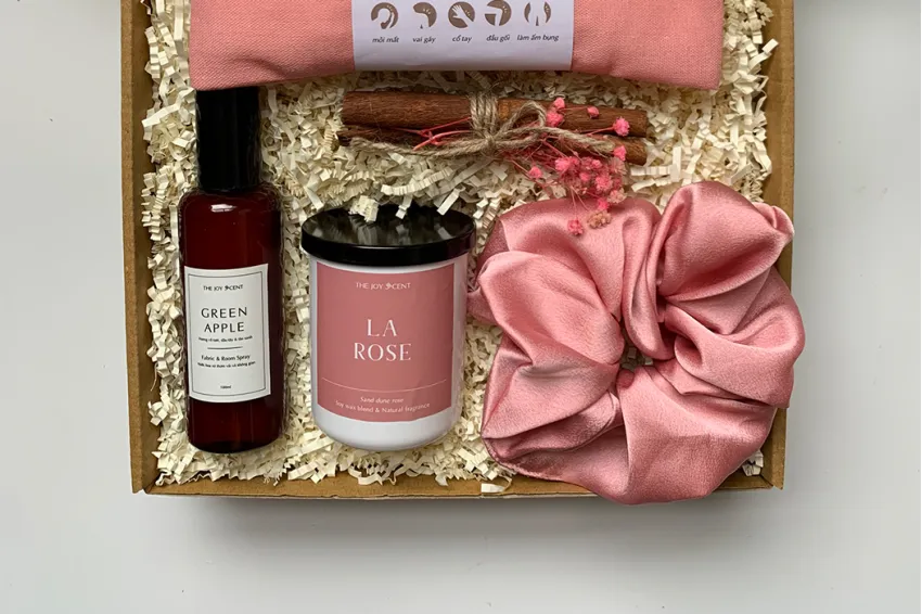 Pinky Darling Gift Box, Gifts For Women, Pink Gift Boxes, Beauty Gifts, Accessories, Herbal Compresses, Fabric And Space Scent Sprays, Scented Candles, Silk Scrunchies